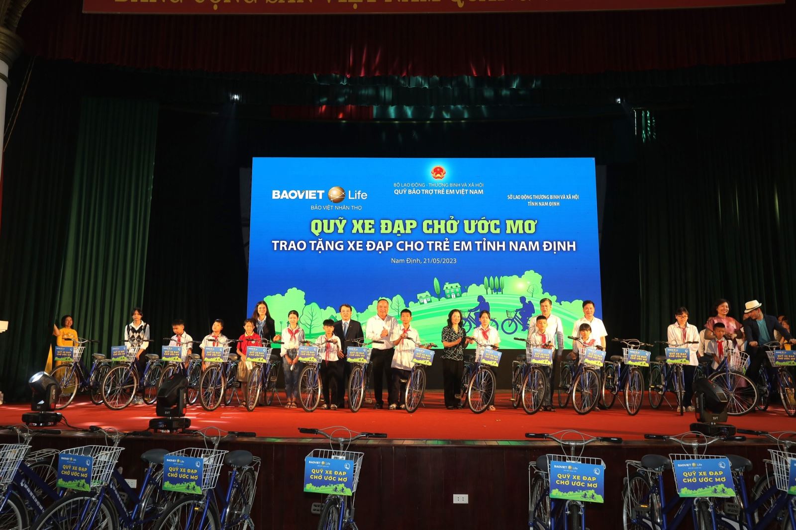 Nam Định điểm dừng chân tiếp theo trong chuỗi hành trình "Quỹ xe đạp chở ước mơ" của Bảo Việt Nhân thọ.